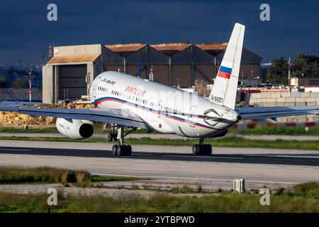 Russia State Transport Company Tupolev tu-204-300 (REG: Ra-64057) in partenza dopo aver portato Sergey Lavrov, ministro degli Esteri russo al vertice OSCE Foto Stock