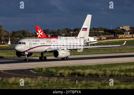 Russia State Transport Company Tupolev tu-204-300 (REG: Ra-64057) in partenza dopo aver portato Sergey Lavrov, ministro degli Esteri russo al vertice OSCE Foto Stock