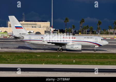 Russia State Transport Company Tupolev tu-204-300 (REG: Ra-64057) in partenza dopo aver portato Sergey Lavrov, ministro degli Esteri russo al vertice OSCE Foto Stock
