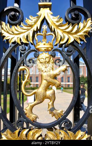 Porta principale Golden Lion, Kensington Palace, Kensington Gardens, Kensington, Kensington e Chelsea Borough, Londra, Inghilterra, Regno Unito Foto Stock