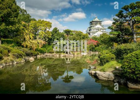 Castello di Osaka e giardini presi in autunno. Giappone Foto Stock