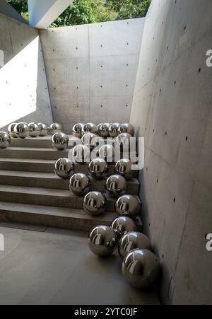 Installazione di Yayoi Kusama presso la galleria Valley Garden a Naoshima in Giappone Foto Stock