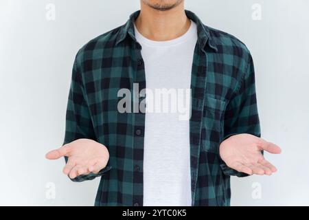 Corpo a metà corta giovane adulto con flanella e camicia bianca che presentano gesti con sfondo bianco isolato Foto Stock