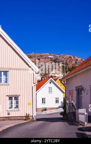 Pittoresche case sotto Vetteberget, la montagna locale di Fjällbacka a Bohuslän, Västra Götalands län, Svezia. Foto Stock