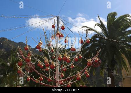 Bella alternativa per esterno albero di Natale sulla piazza centrale in un villaggio sull'isola di Gomera Foto Stock