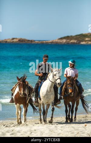 FRANCIA. HAUTE-CORSE (2B) DESERTO DI AGRIATES. EQUITAZIONE CON L'ARBO VALLEY EQUESTRIAN CLUB VICINO ALLA SPIAGGIA DI OSTRICONI. Foto Stock