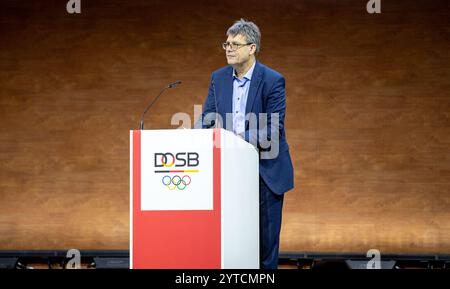 07 dicembre 2024, Saarland, Saarbrücken: Thomas Weikert, presidente della Confederazione tedesca degli sport olimpici (DOSB), interviene in un'assemblea generale della Confederazione tedesca degli sport olimpici (DOSB). Foto: Laszlo Pinter/dpa Foto Stock