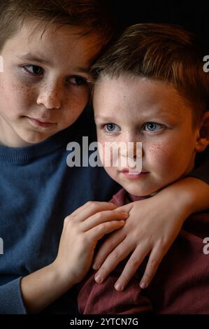 primo piano ritratto ragazzo con lentiggini sulle guance con occhi blu Foto Stock