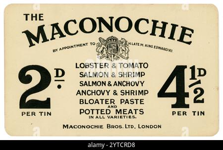 Vetrina originale degli anni '1900 del post edoardiano o cartellino pubblicitario per le carni in vaso e i prodotti a base di pesce di Maconochie, su appuntamento al compianto Edward V11 (morto nel 1910), quindi datato circa. 1911 -1920. L'azienda era di proprietà dei fratelli Maconochie e la loro azienda produceva i suoi prodotti alimentari conservati in una nuova fabbrica a Londra, in Inghilterra, a partire dal 1914, quindi probabilmente risale a allora. La carta mostra la vecchia valuta pre-decimale del Regno Unito, qui 2D è due pence. Maconochies vinse un contratto per fornire razioni di carne e verdura in scatola all'esercito britannico durante la prima guerra mondiale. Fornitore di razioni WW1. Foto Stock