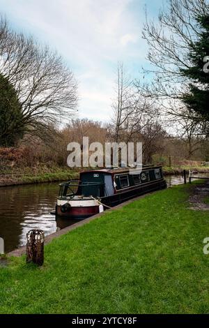 Ormeggiata su una stretta barca sul canale Trent & Mersey nel Cheshire, Regno Unito Foto Stock