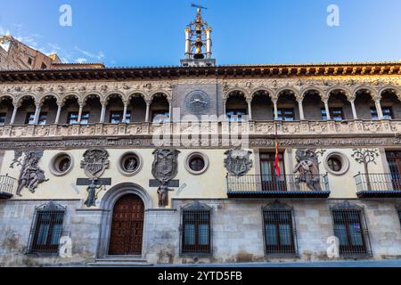 La facciata del Municipio di Tarazona (Casa Consistorial), adornata da un fregio in rilievo, un monumentale edificio rinascimentale. Tarazona, Spagna. Foto Stock