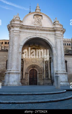 Ingresso principale della cattedrale di Tarazona (Catedral de Nuestra Señora de la Huerta de Tarazona), con sculture in rilievo. Tarazona, Spagna. Foto Stock