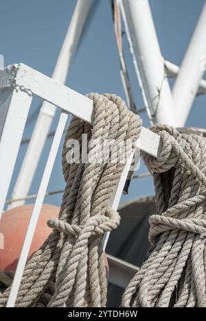 Corda spessa fissata al ringhiera della barca Foto Stock