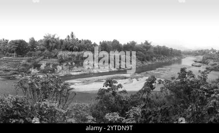 Il fiume Nam Khan e la campagna circostante, Luang Prabang, Laos, Indocina, Sud-est asiatico Foto Stock