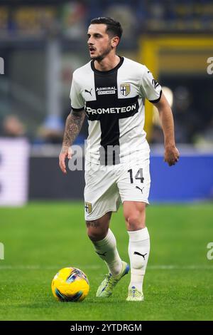 Milano, Italia. 6 dicembre 2024. Emanuele Valeri del Parma calcio in azione durante la partita di serie A tra FC Internazionale e Parma calcio. Crediti: Nicolò campo/Alamy Live News Foto Stock