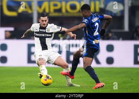 Milano, Italia. 6 dicembre 2024. Emanuele Valeri del Parma calcio compete per il pallone con Denzel Dumfries dell'FC Internazionale durante la partita di serie A tra FC Internazionale e Parma calcio. Crediti: Nicolò campo/Alamy Live News Foto Stock