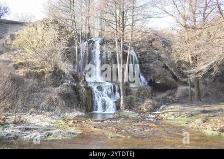 La cascata Bigar con alberi e rocce vicino al monte Stara Planina, Serbia. Foto Stock