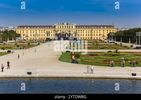 Laghetto e giardino presso il palazzo Schonbrunn a Vienna, Austria Foto Stock