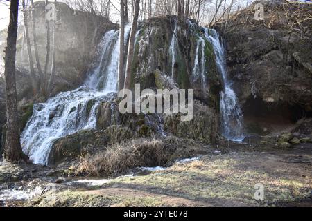 La cascata Bigar con alberi e rocce vicino al monte Stara Planina, Serbia. Foto Stock