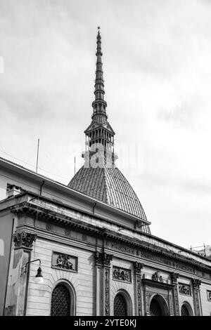 La Mole Antonelliana, un importante edificio di riferimento a Torino, che ospita il Museo Nazionale del Cinema, l'edificio in mattoni non rinforzati più alto del mondo. Foto Stock