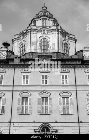 Piazza Castello è una piazza della città di Torino, in Italia. E' fiancheggiato da musei, teatri e caffetterie. Foto Stock
