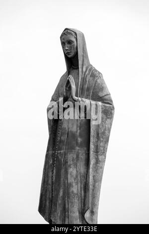 Torino, Italia - 28 marzo 2022: Statua della Vergine Maria presso la Chiesa di Santa Maria al Monte dei Cappuccini. Foto Stock