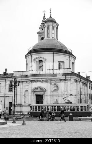 Torino, Italia - 27 marzo 2022: Piazza Carlo Emanuele II è una delle piazze principali nel centro della città sabauda, attraversata da via Maria Vittoria e Foto Stock