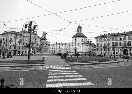 Torino, Italia - 27 marzo 2022: Piazza Carlo Emanuele II è una delle piazze principali nel centro della città sabauda, attraversata da via Maria Vittoria e Foto Stock