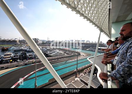 Abu Dhabi, Abu Dhabi. 7 dicembre 2024. Atmosfera del circuito. Formula 1 World Championship, Rd 24, Abu Dhabi Grand Prix, sabato 7 dicembre 2024. Yas Marina Circuit, Abu Dhabi, Emirati Arabi Uniti. Crediti: James Moy/Alamy Live News Foto Stock