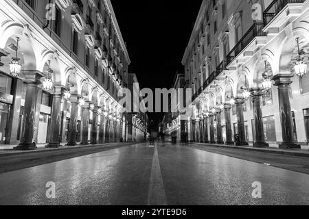 Torino, Italia - 28 marzo 2022: Via Roma è un'arteria vitale e un quartiere dello shopping di lusso che vibra attraverso il centro storico di Torino, il Piemonte, Italia Foto Stock