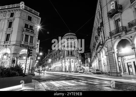 Torino, Italia - 27 marzo 2022: Architettura tipica italiana e vista sulla strada intorno a via Pietro Micca a Torino, Piemonte, Italia. Foto Stock