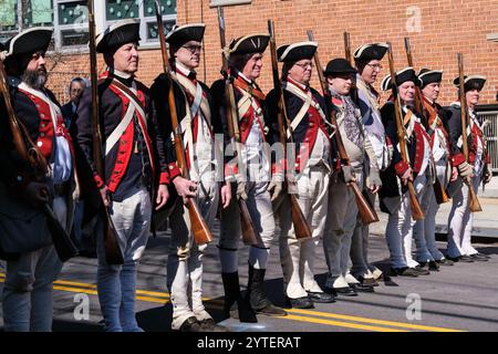 Alexandria, Virginia, Stati Uniti. Parata in onore del compleanno di George Washington. Uomini nelle uniformi della Guerra d'indipendenza americana. Foto Stock