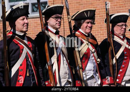 Alexandria, Virginia, Stati Uniti. Parata in onore del compleanno di George Washington. Uomini nelle uniformi della Guerra d'indipendenza americana. Foto Stock