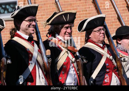 Alexandria, Virginia, Stati Uniti. Parata in onore del compleanno di George Washington. Uomini nelle uniformi della Guerra d'indipendenza americana. Foto Stock