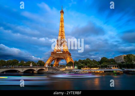 Panorama panoramico della Torre Eiffel, della Senna e del pont d'lena a Parigi, Francia; con una crociera che passa in traghetto Foto Stock