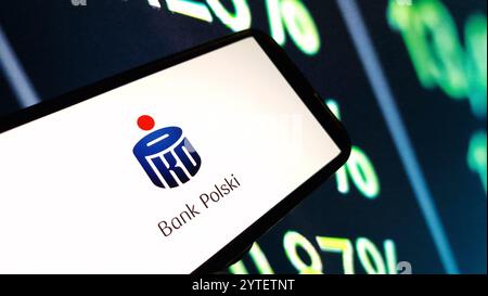 Konskie, Polonia - 3 dicembre 2024: Logo della società PKO Bank Polski visualizzato sul cellulare Foto Stock