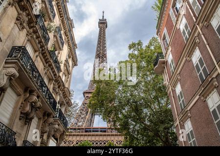 Torre Eiffel vista da Rue de l'Universite, Parigi, Île-de-France, Francia Foto Stock