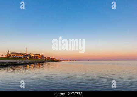 Cielo colorato sul mare di wadden a Wilhelmshaven, Germania Foto Stock