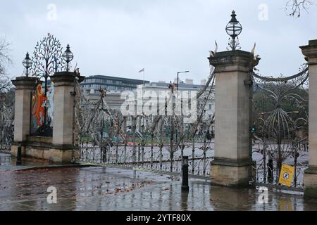 Londra, Regno Unito. 7 dicembre 2024. I cancelli di Hyde Park a Londra sono stati chiusi mentre Storm Darragh batte il Regno Unito. Il parco a tema Winter Wonderland di Hyde Park, ispirato al Natale, è stato chiuso dopo che il Met Office ha emesso un avviso meteorologico rosso per il vento e la pioggia in tutto il Regno Unito. Crediti: Waldemar Sikora / Alamy Live News Foto Stock