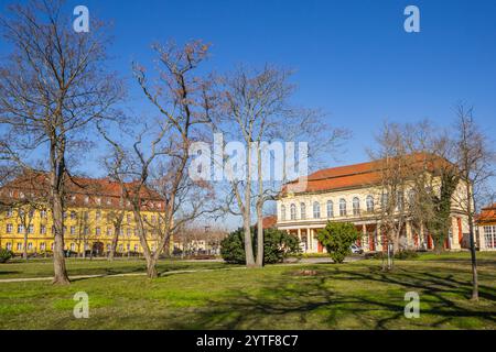 Parco con edifici storici nel centro di Merseburg, Germania Foto Stock