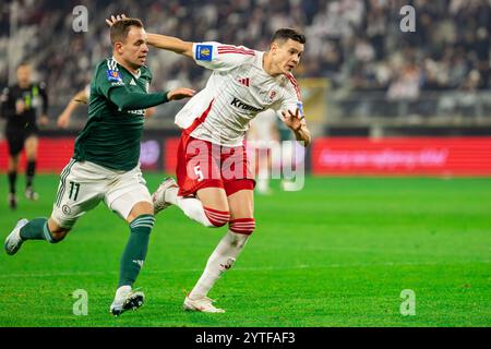 Lodz, Polonia. 5 dicembre 2024. Kacper Chodyna (L) di Legia e Lukasz Wiech (R) di LKS sono visti in azione durante la partita di Coppa di Polonia tra LKS Lodz e Legia Warszawa al Wladyslaw Krol Municipal Stadium. Punteggio finale; LKS Lodz 0:3 Legia Warszawa. Credito: SOPA Images Limited/Alamy Live News Foto Stock