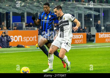 Emanuele Valeri Parma e Denzel Dumfries FC Internazionale durante la partita di serie A Inter vs Parma serie A - Milano, Italia - 6 dicembre 2024 crediti: Kines Milano/Alamy Live News Foto Stock