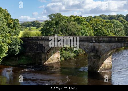 Ponti sul fiume a Crook o' Lune vicino Lancaster, nel nord dell'Inghilterra. Una serie di sentieri offre una piacevole passeggiata con vedute superbe. Foto Stock