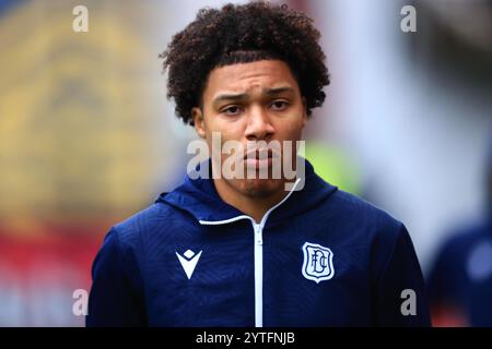 7 dicembre 2024; Tynecastle Park, Edimburgo, Scozia: Scottish Premiership Football, Heart of Midlothian vs Dundee; Oluwaseun Adewumi di Dundee arriva al Tynecastle Park Foto Stock