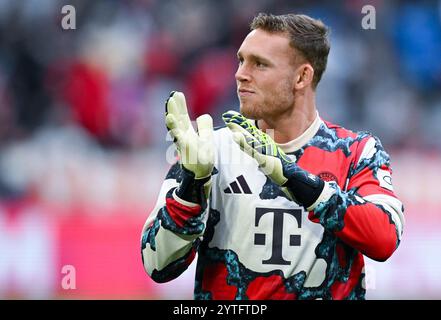 Monaco, Germania. 7 dicembre 2024. Calcio: Bundesliga, Bayern Monaco - 1. FC Heidenheim, giorno 13 all'Allianz Arena. Il portiere Daniel Peretz di Monaco si scalda. Credito: Sven Hoppe/dpa - NOTA IMPORTANTE: In conformità con le normative della DFL German Football League e della DFB German Football Association, è vietato utilizzare o far utilizzare fotografie scattate nello stadio e/o della partita sotto forma di immagini sequenziali e/o serie di foto simili a video./dpa/Alamy Live News Foto Stock