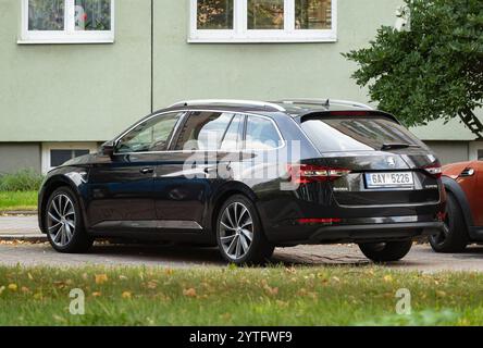 OSTRAVA, REPUBBLICA CECA - 22 SETTEMBRE 2023: Skoda Superb Combi executive station station wagon parcheggiata sulla strada, vista posteriore Foto Stock