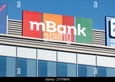 OSTRAVA, CECHIA - 28 SETTEMBRE 2023: Bandiera della mBank Bank su edificio per uffici Foto Stock