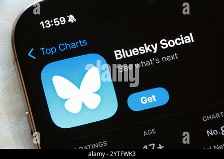 OSTRAVA, CECHIA - 23 NOVEMBRE 2024: App store con applicazione mobile Bluesky Social network Foto Stock