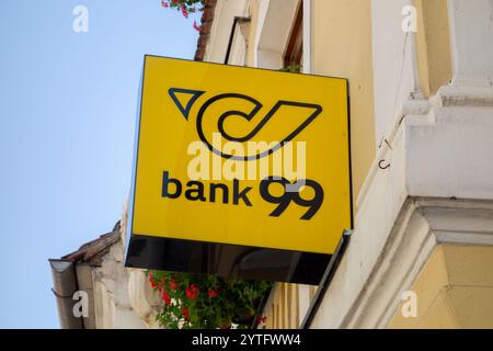WEISSENKIRCHEN, AUSTRIA - 31 LUGLIO 2021: Bandiera gialla della banca Bank99, istituto finanziario in Austria Foto Stock