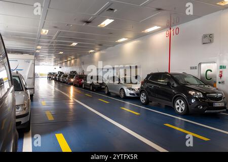 GEDSER, DANIMARCA - 19 AGOSTO 2016: Auto parcheggiate all'interno del traghetto tra Danimarca e Germania Foto Stock